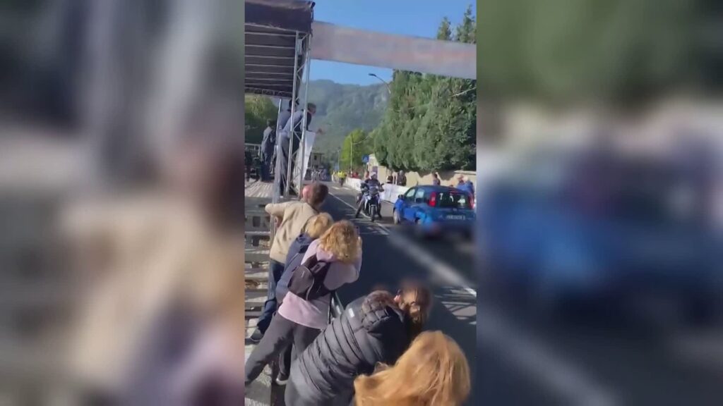 Paura al Ghisallo: auto contromano sul traguardo della gara di ciclismo giovanile
