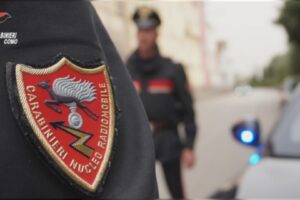 Ladro bloccato mentre rovista in una casa. Fermato dai residenti con l’aiuto dei vicini e arrestato