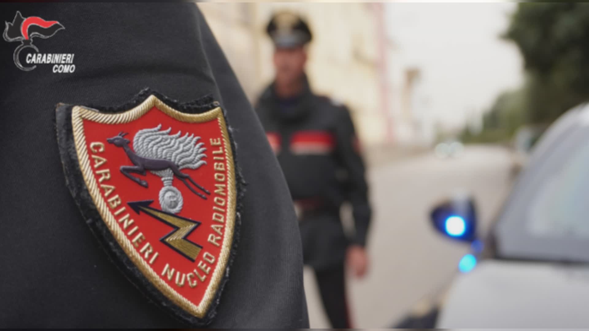 Ladro bloccato mentre rovista in una casa. Fermato dai residenti con l’aiuto dei vicini e arrestato