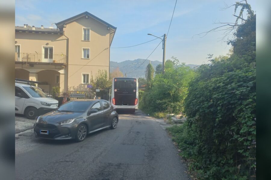 16943 Bus turistico bloccato in via Val Mulini a Como. Il mezzo non poteva passare sotto il ponte 1790673389