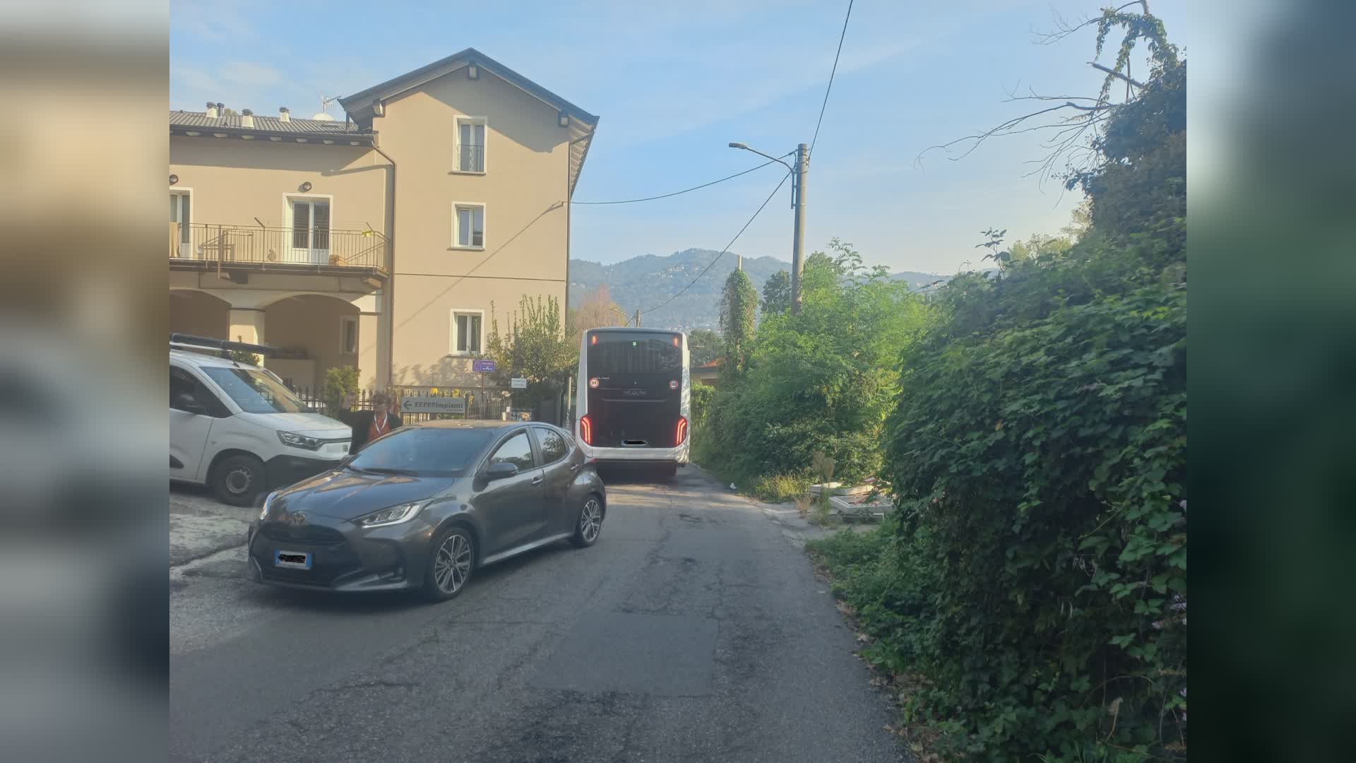 Bus turistico bloccato in via Val Mulini a Como. Il mezzo non poteva passare sotto il ponte
