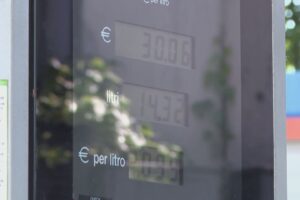 Sconti ai carburanti, Eni, IP e Q8: ecco chi blocca i prezzi e fino a quando