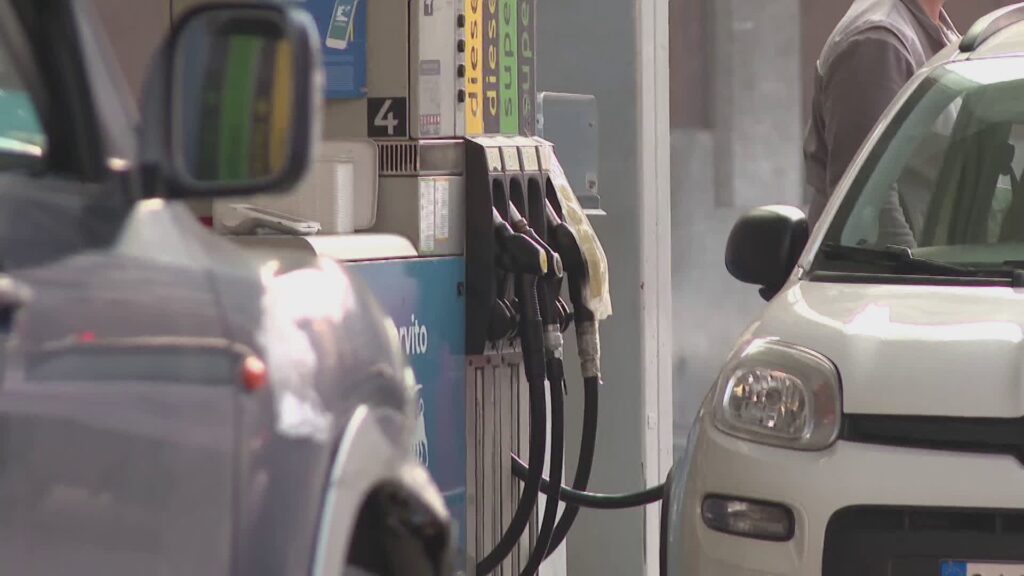 Sconti ai carburanti, Eni, IP e Q8: ecco chi blocca i prezzi e fino a quando