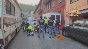 Operai schiacciati da un carrello elevatore a Como, soccorsi in via Fornace