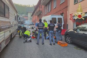 Operai schiacciati da un carrello elevatore a Como, soccorsi in via Fornace