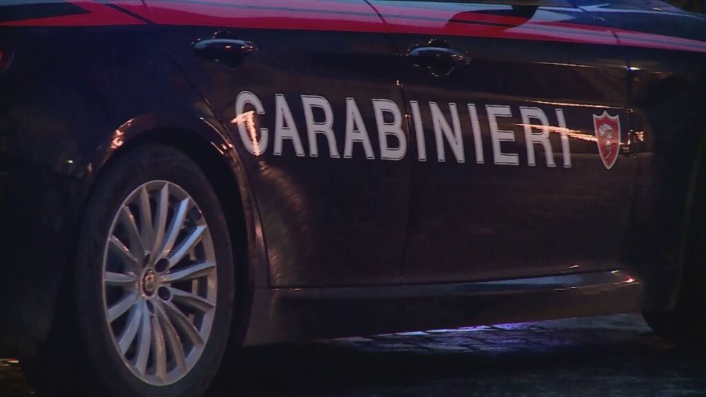 Minaccia la ex con un coltello davanti ai figli, 48enne di Cadorago arrestato per maltrattamenti