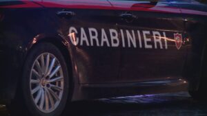 Minaccia la ex con un coltello davanti ai figli, 48enne di Cadorago arrestato per maltrattamenti