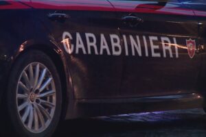 Minaccia la ex con un coltello davanti ai figli, 48enne di Cadorago arrestato per maltrattamenti