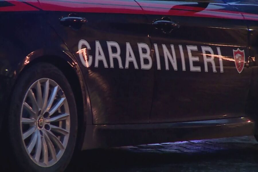 Minaccia la ex con un coltello davanti ai figli, 48enne di Cadorago arrestato per maltrattamenti