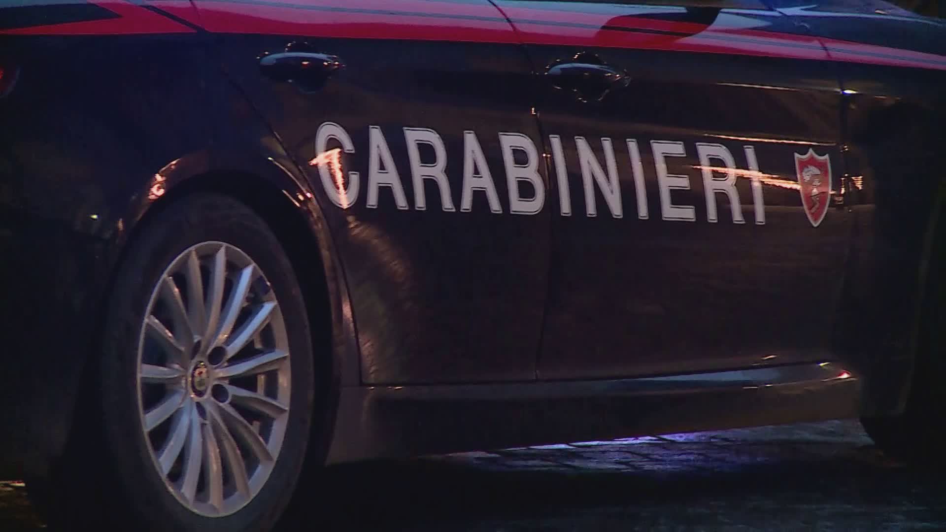 Minaccia la ex con un coltello davanti ai figli, 48enne di Cadorago arrestato per maltrattamenti