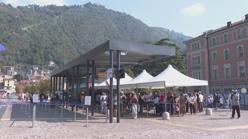 Lungolago di Como, tra code alla biglietteria, erbacce, reti da cantiere e condizionatori in bella vista