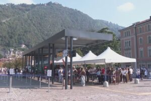 Lungolago di Como, tra code alla biglietteria, erbacce, reti e condizionatori in bella vista