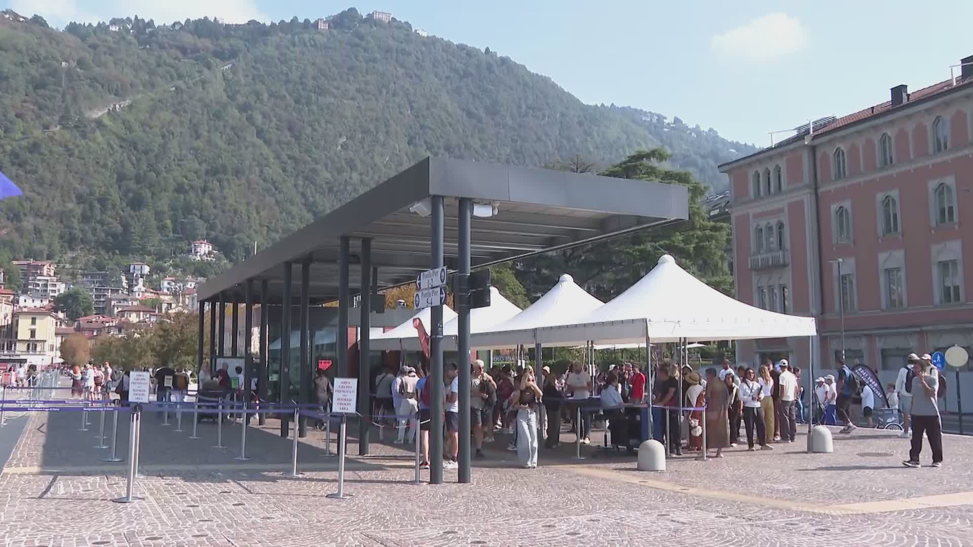 Lungolago di Como, tra code alla biglietteria, erbacce, reti da cantiere e condizionatori in bella vista