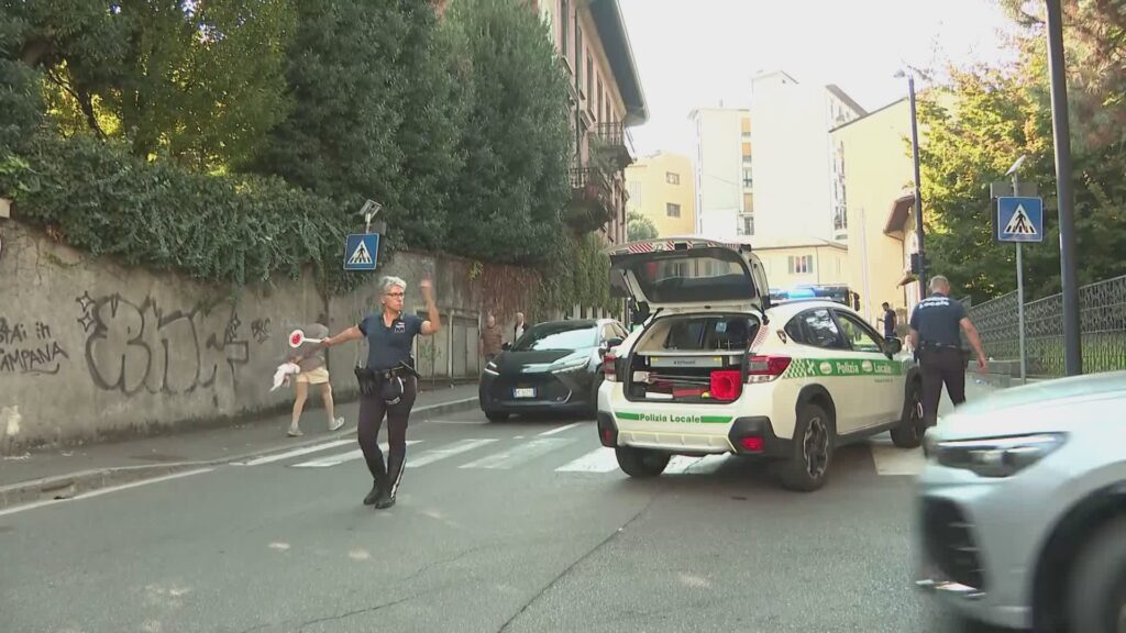 Incidente tra un'auto e una moto a Cantù, morto in ospedale il 17enne coinvolto