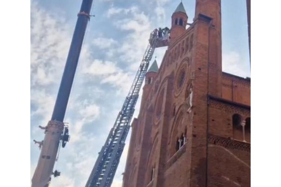 Gli specialisti dei vigili del fuoco sul monumento colpito da vento e grandine