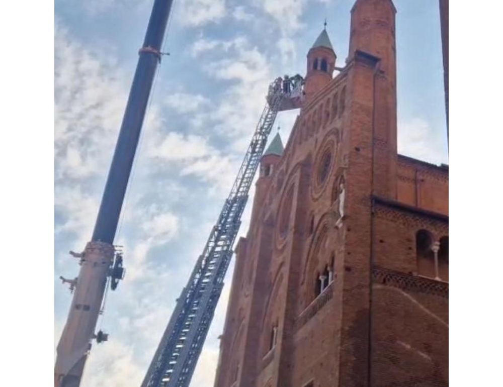 A Cremona una gru di 42 metri per la messa in sicurezza della cattedrale