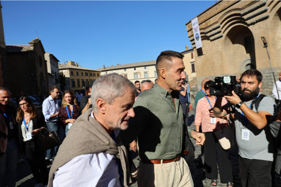 Un centinaio in piazza. Verini (Pd): 'Può parlare perché 80 anni fa vinse la democrazia'