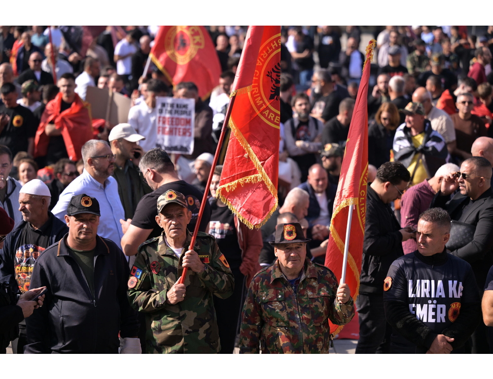 A Pristina manifestanti tentano assalto a sede Ue dopo la condanna a Thaci, respinti