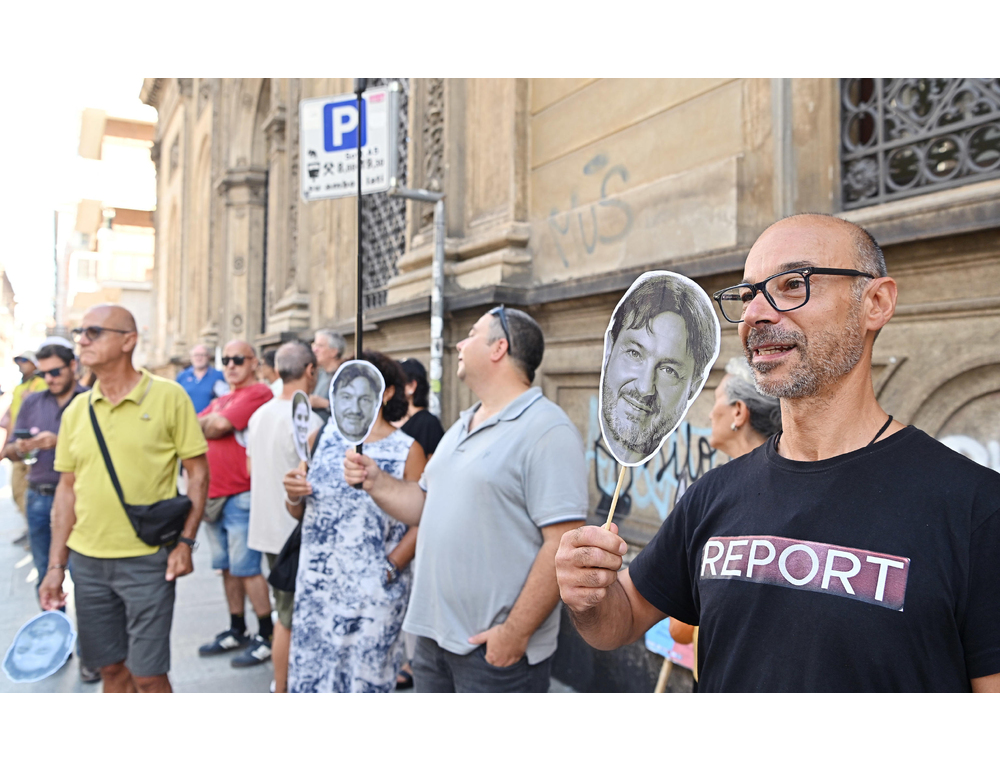 A Torino un presidio di solidarietà a Ranucci e Report sotto la sede Rai