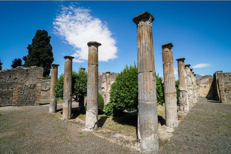 Si finge guida turistica e porta la vittima in una Domus chiusa al pubblico