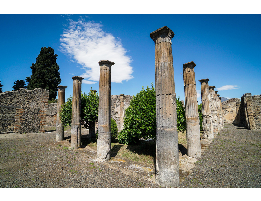 Abusi su un turista minorenne, arrestato custode degli Scavi di Pompei