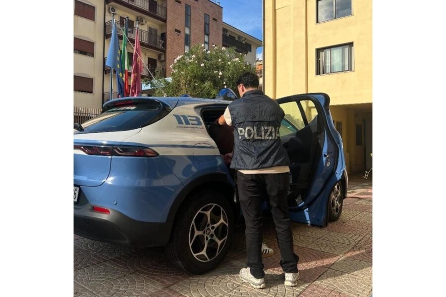 Polizia a Crotone blocca un giovane ritenuto l'autore della violenza