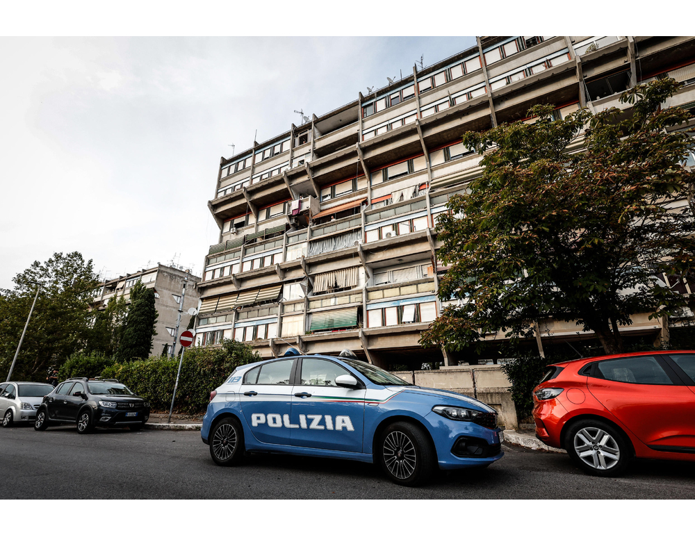 Accoltella l’ex moglie e fugge con il figlio, preso dopo 7 ore di ricerche