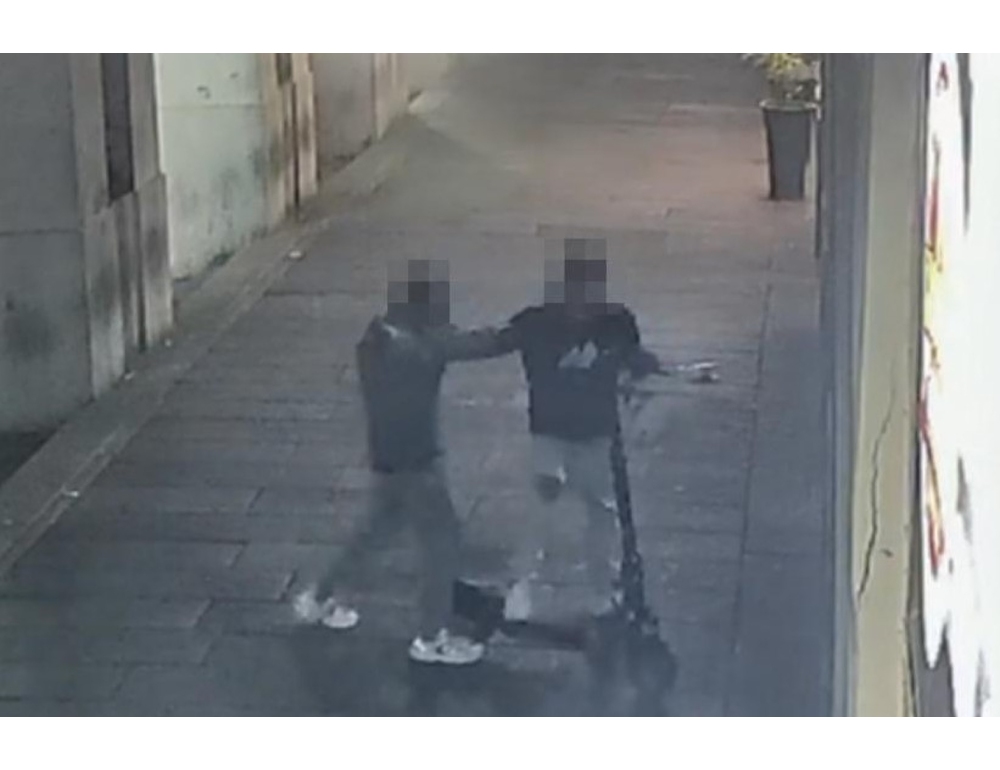 Accoltella un uomo e fugge in monopattino, arrestato per tentato omicidio