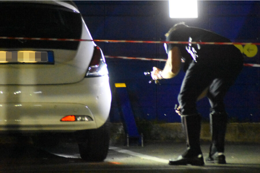 Follia in serata a un distributore di benzina