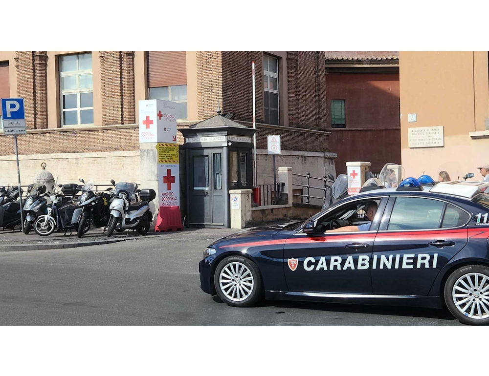 Aggredisce due infermieri in ospedale a Roma, arrestato
