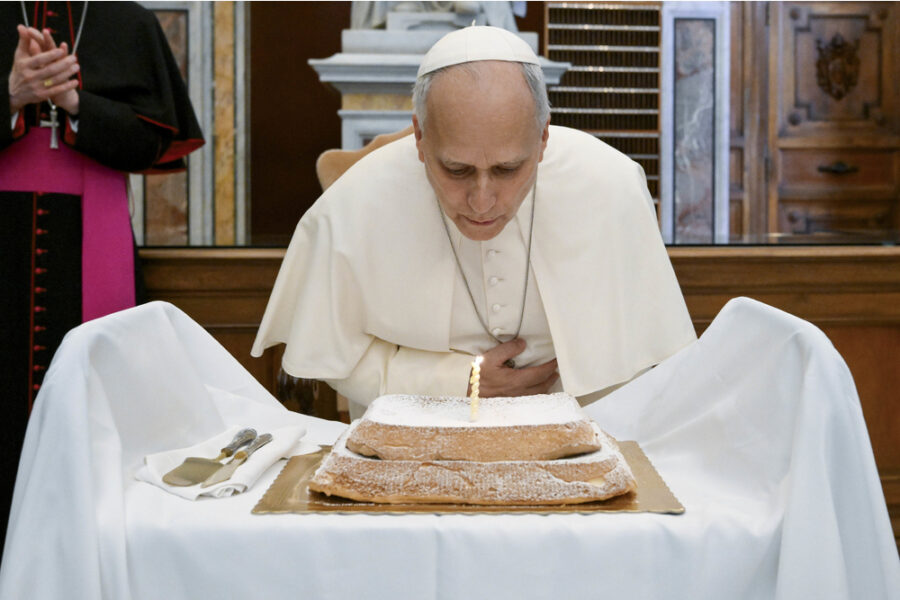 Leone ha spento una candelina simbolica
