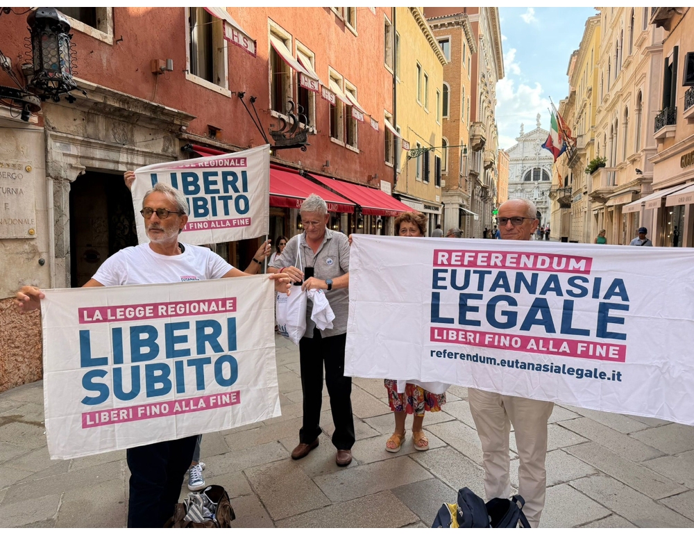 Attivisti fuori dal Consiglio Veneto, oggi si volta la legge sul fine vita