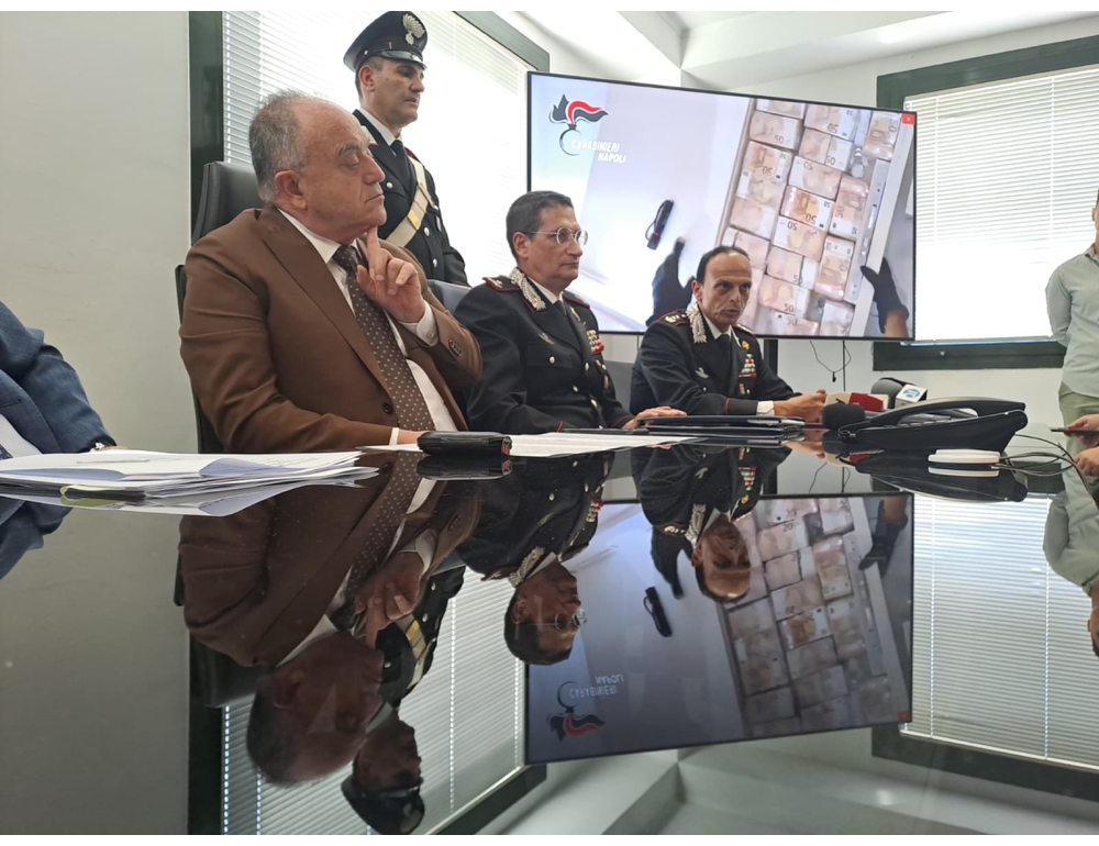 Banconote per oltre 3 milioni di euro nascoste nei muri con orologi lusso