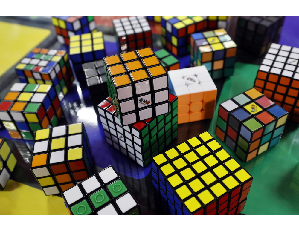 Bimba cinese di sei anni stabilisce due record mondiali al Cubo di Rubik in tre giorni