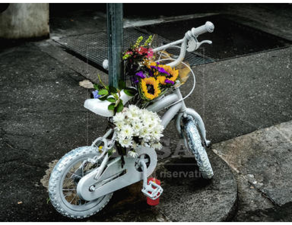 Bimbo muore investito in bici, funerali saranno in forma privata