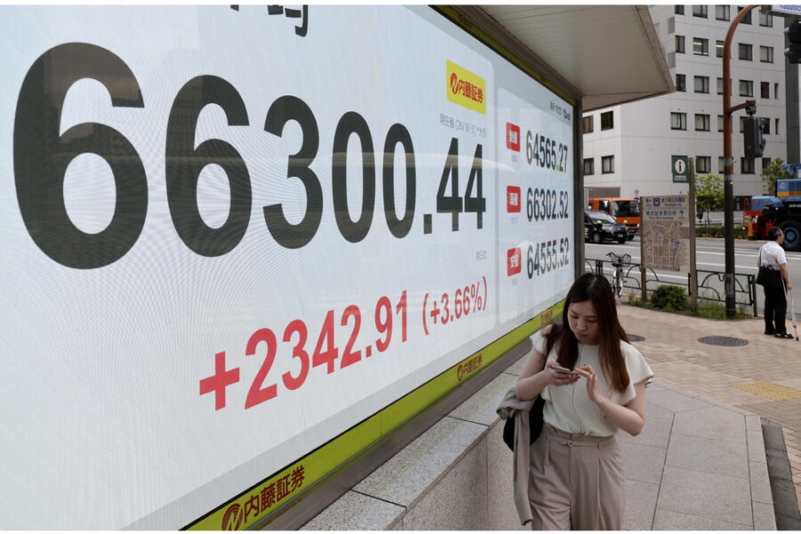 Nikkei tenta recupero dopo lunga festività. Yen torna a indebolirsi