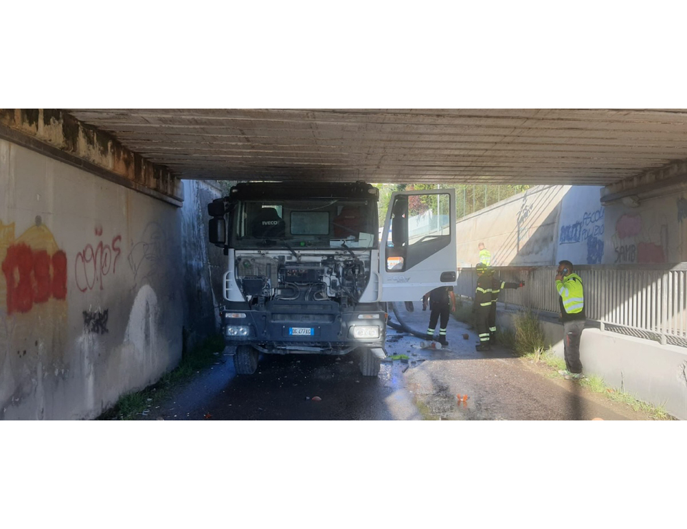 Camion urta cavalcavia, linea ferroviaria Bologna-Taranto a binario unico