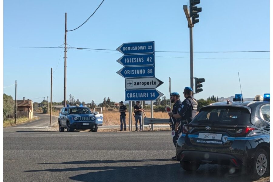 Strade blindate dalle forze dell'ordine dall'aeroporto all'istituto di Uta