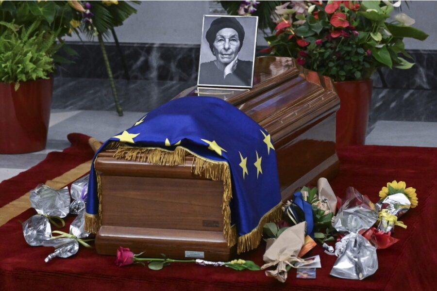 Il saluto della sorella Domenica. Sulla bara è stata adagiata una bandiera europea