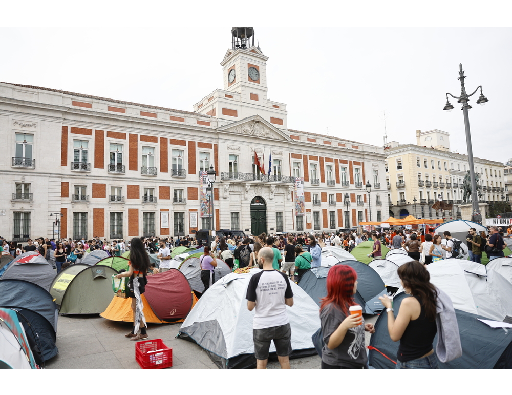 Centinaia di manifestanti accampati in Puerta del Sol a Madrid per diritto alla casa