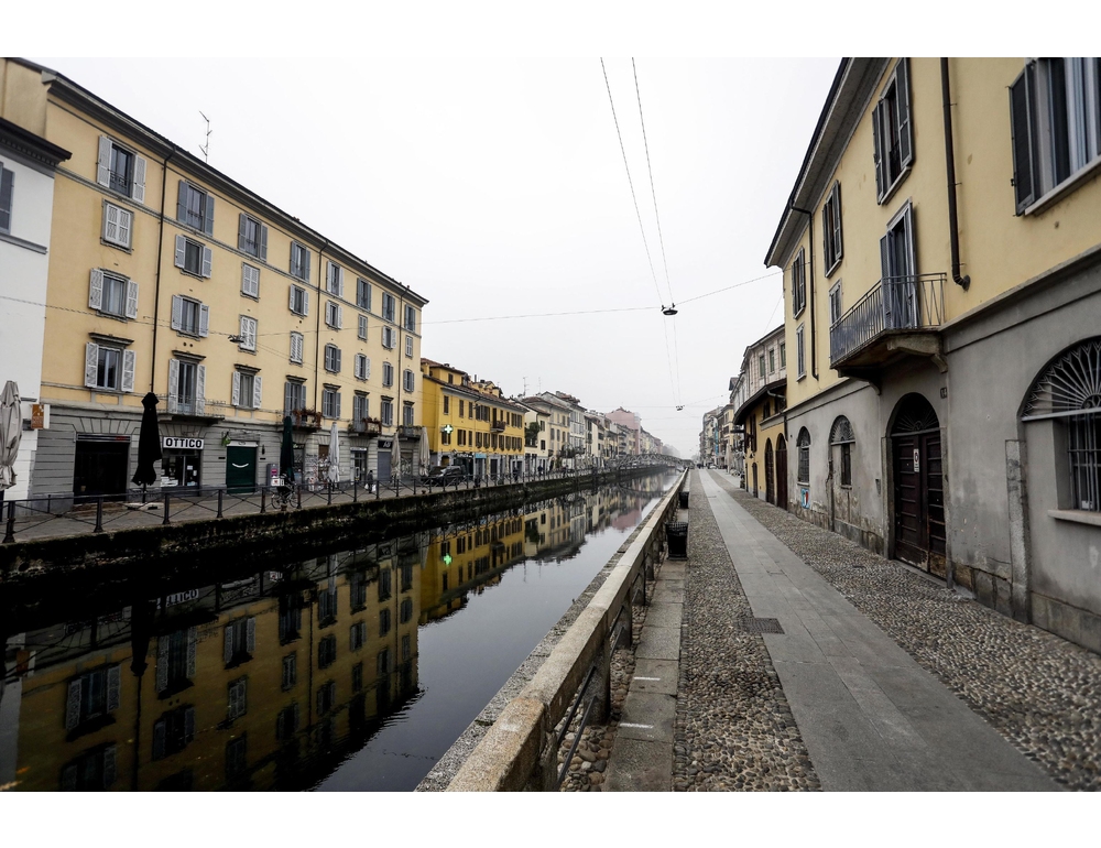 Chiazza di gasolio nel Naviglio Grande, galleggianti per contenere lo sversamento