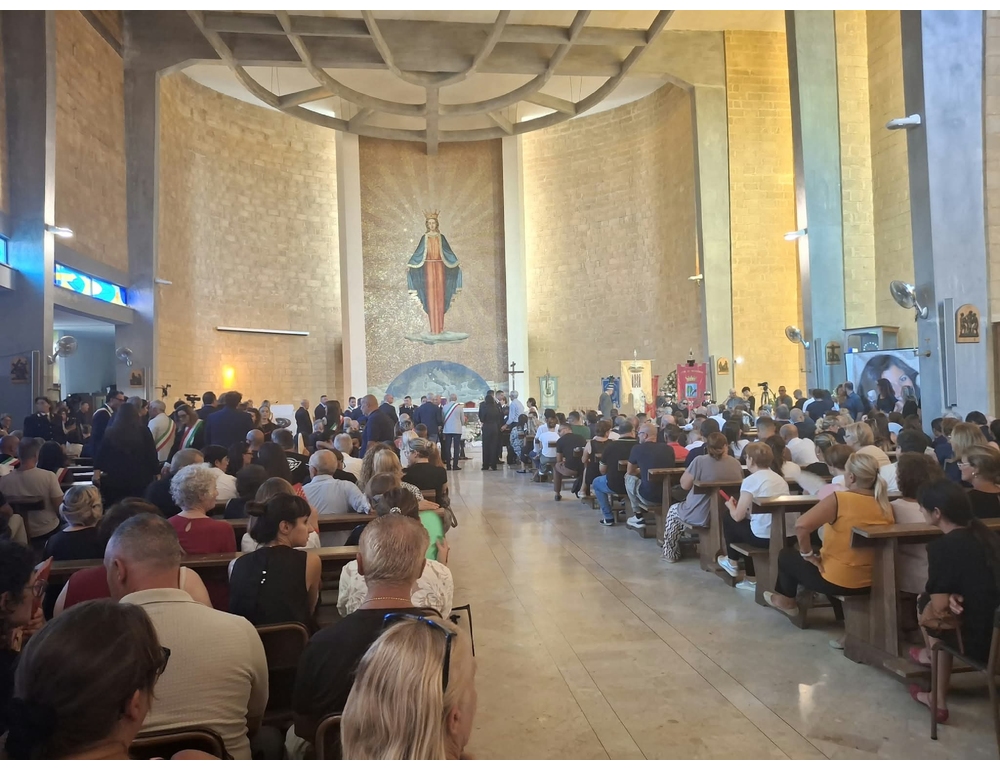 Chiesa e sagrato gremiti a Squinzano per l’ultimo saluto a Lorena