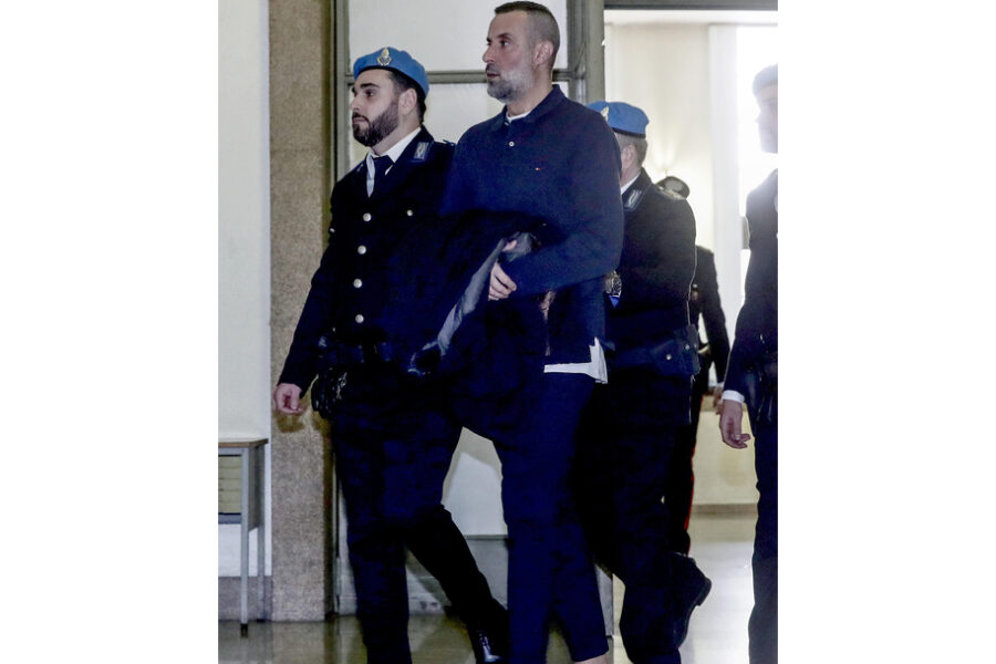 L'ex poliziotto sparò da 30 metri un colpo uccidendo un pusher di 28 anni