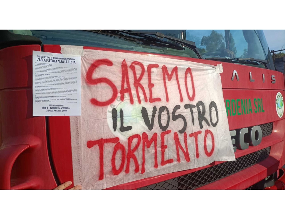 Comitati di Bagnoli e sfollati bloccano i camion del cantiere America’s Cup