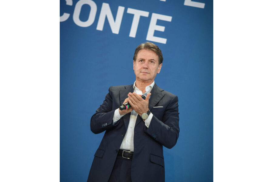 Il leader del M5s a Diamante per presentare il suo libro
