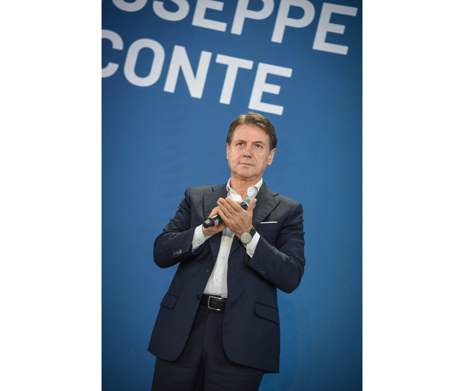 Conte, Eni interviene su carburanti al posto del governo, Meloni vada a casa