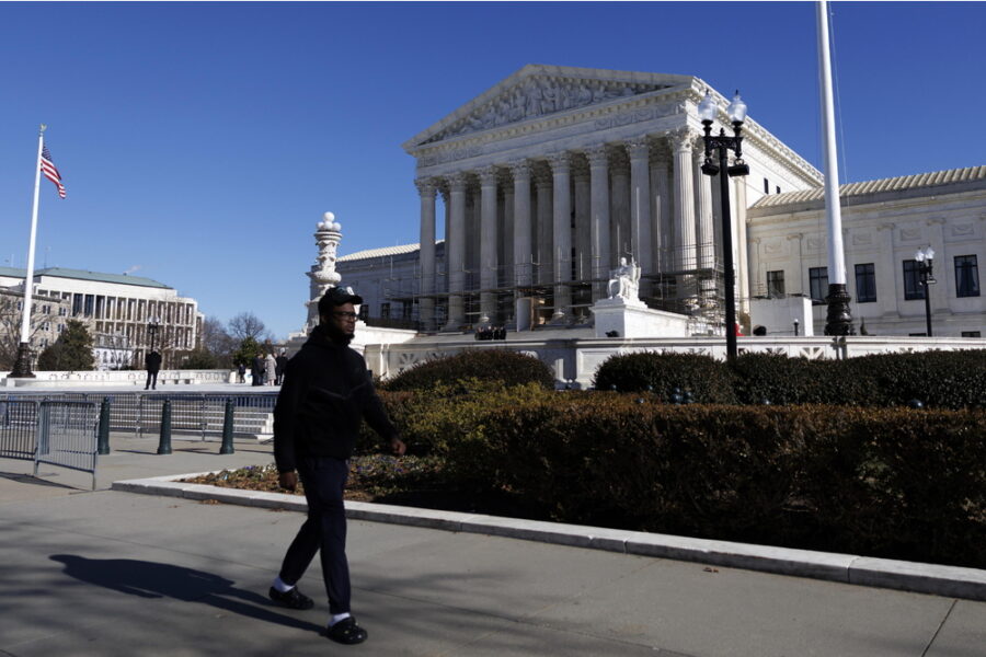 Accoglie la richiesta amministrazione Trump di sospendere sentenza di tribunale inferiore.