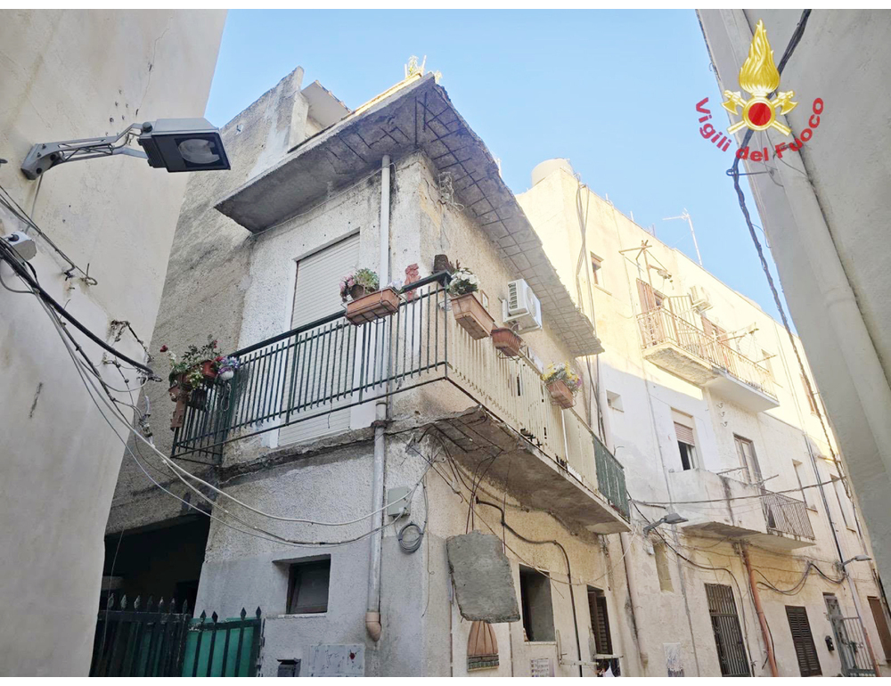 Crolla balcone abitazione a Mazara del Vallo, muore proprietaria