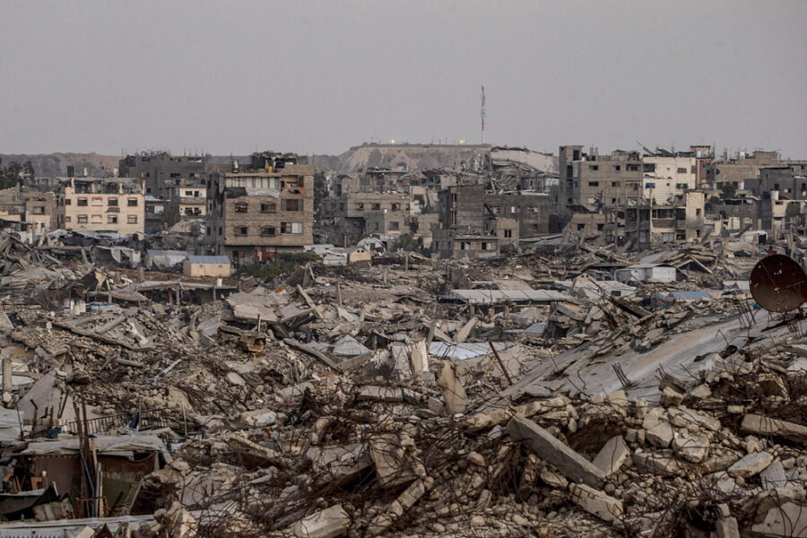 Edificio aveva subito bombardamenti israeliani. Ospitava circa 70 sfollati palestinesi