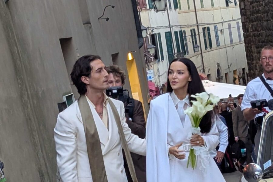 Poi lungo bacio davanti a tutti